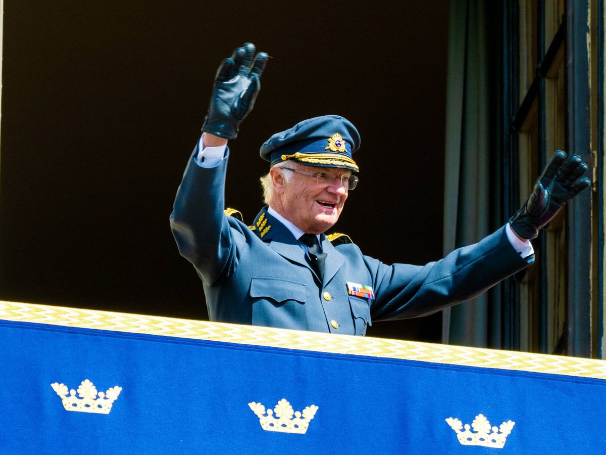 Foto: Carlos Gustavo de Suecia saluda desde el balcón del Palacio Real de Estocolmo. (CP)