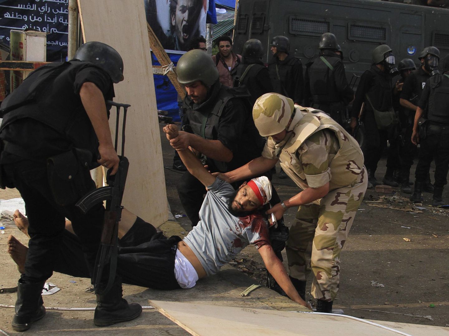 El ejército detiene a un miembro de los Hermanos Musulmanes durante el desalojo de la plaza de Rabaa Al Adawiya, en agosto de 2014 (Reuters)