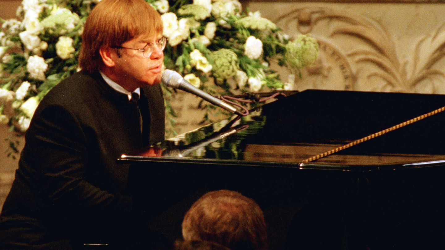  Elton John, homenajeando a Diana. (Reuters)