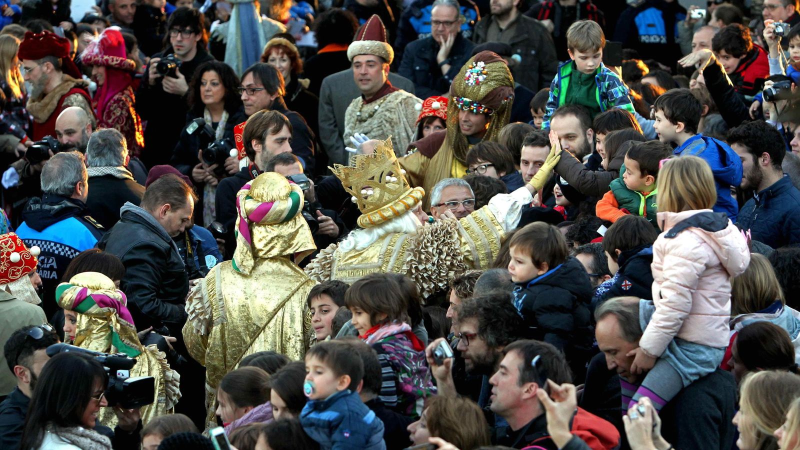 Foto: Cientos de niños esperan a los tres Reyes Magos para participar en la cabalgata. (EFE)