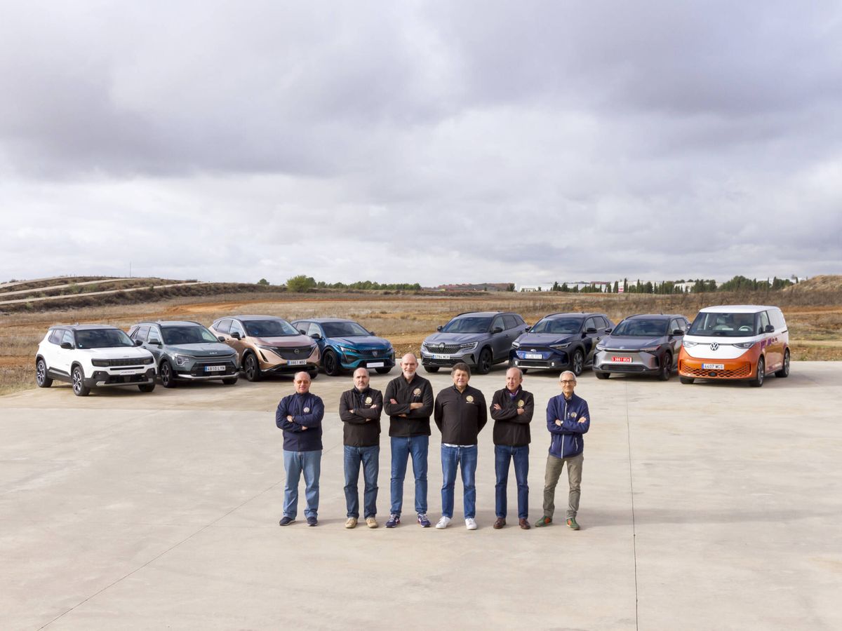 Foto: Los seis jurados españoles del premio junto a los coches que optan al triunfo.