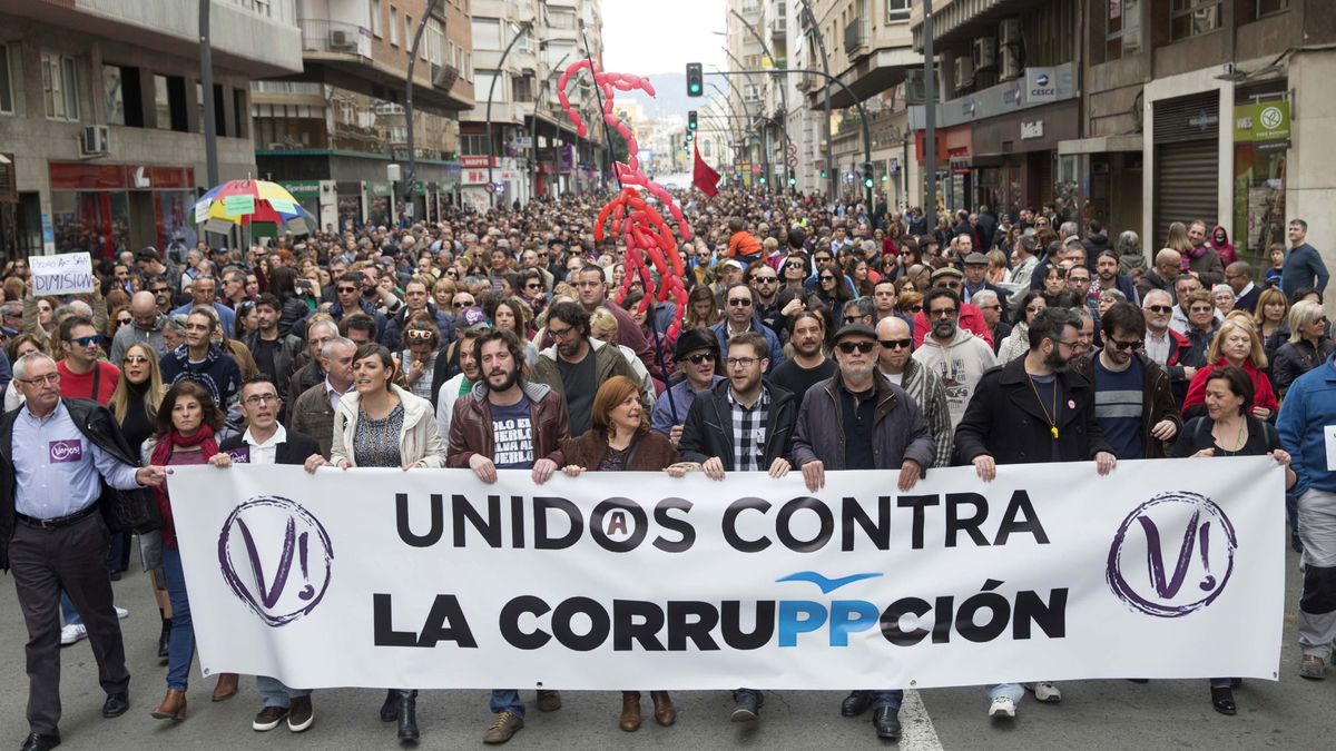 Miles de personas claman en Murcia "contra la corrupción"