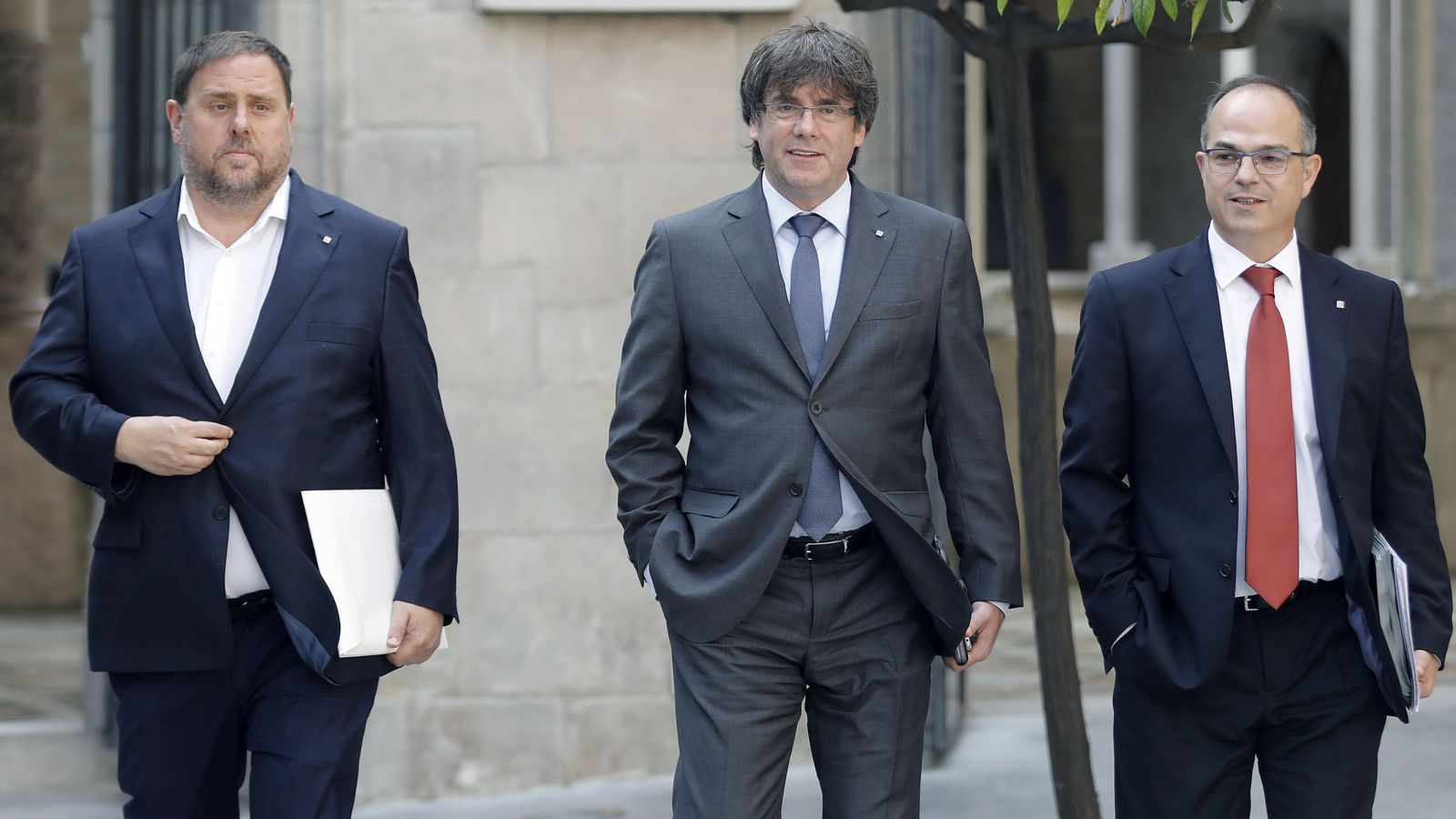 Foto: El presidente de la Generalitat, Carles Puigdemont (c), junto al vicepresidente del Govern, Oriol Junqueras (i), y el portavoz del Govern, Jordi Turull (d), a su llegada a la reunión semanal del Govern.