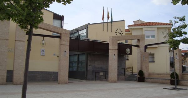 Foto: Fachada del Ayuntamiento de Serranillos del Valle, Madrid.