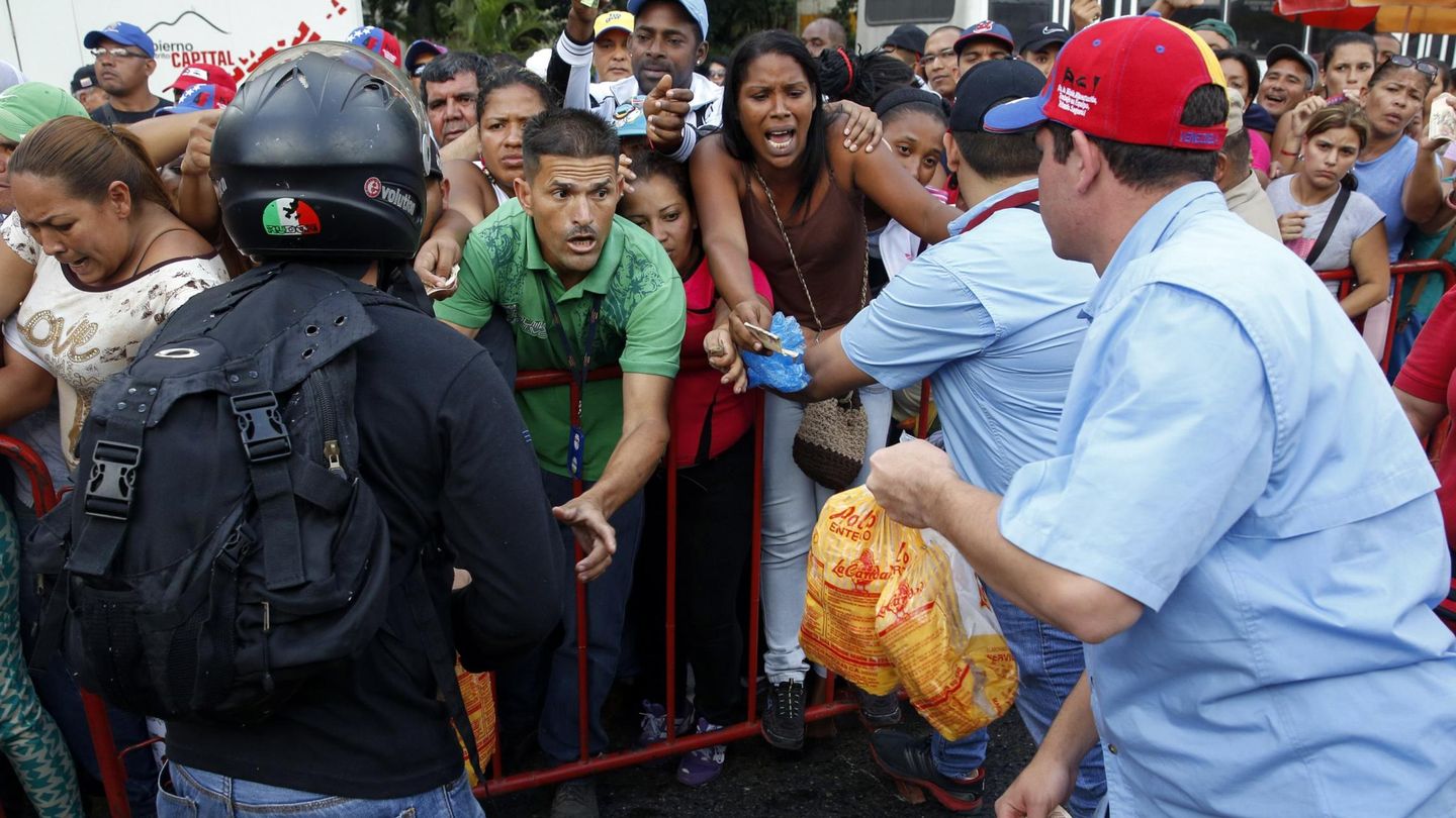 Venezolanos intentan comprar pollos en un mercado subvencionado por el Gobierno en Caracas (Reuters).