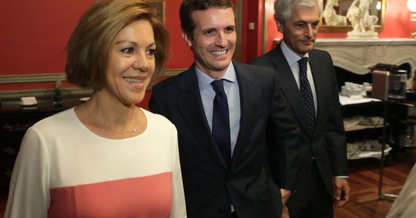 Foto: El candidato a la presidencia del PP Pablo Casado (c), María Dolores de Cospedal (i) y Alfonso Suárez Illana. (EFE)