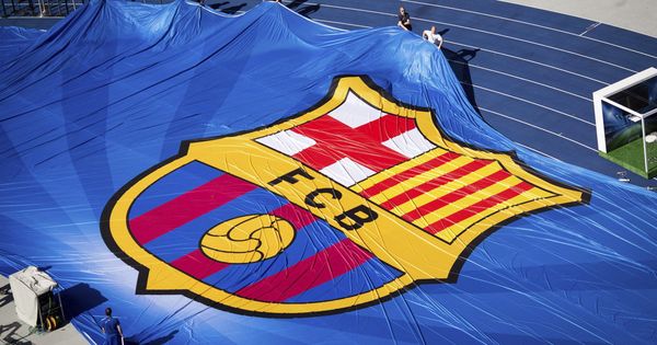 Foto: Lona con el escudo del FC Barcelona. (Efe)