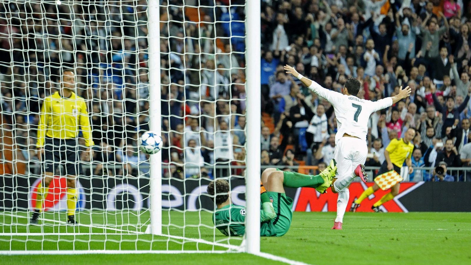 Foto: Cristiano celebra el cuarto gol del Real Madrid al Shaktar Donetsk en el Bernabéu.
