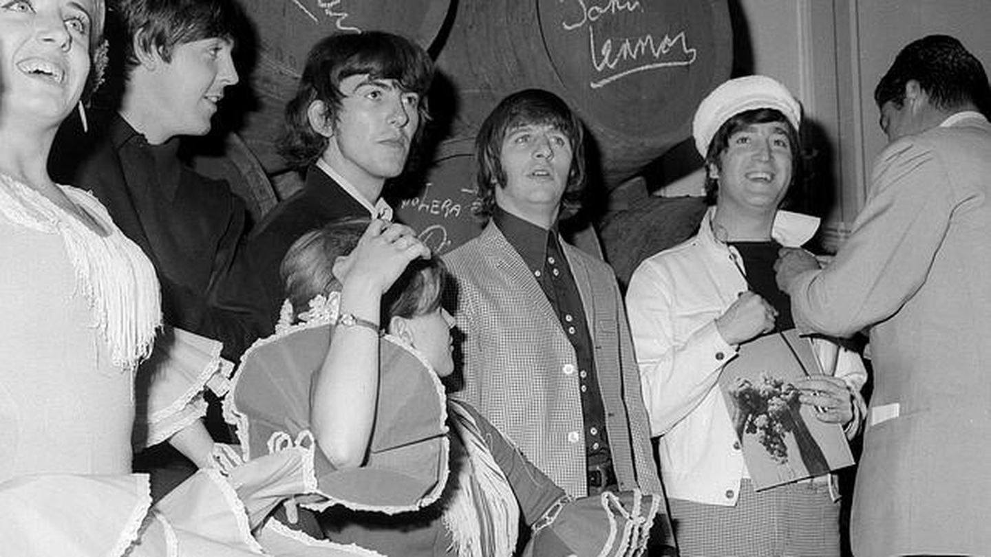 Los Beatles, tras firmar unos barriles de fino después de la rueda de prensa de Madrid (Efe/Olegario Pérez)