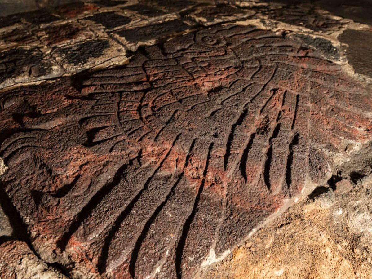 Foto: La talla del águila real encontrada en el Templo Mayor. (INAH)
