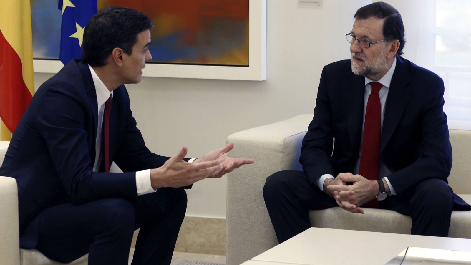 Foto: Mariano Rajoy y Pedro Sánchez, en su primera reunión tras el 20-D. (EFE)