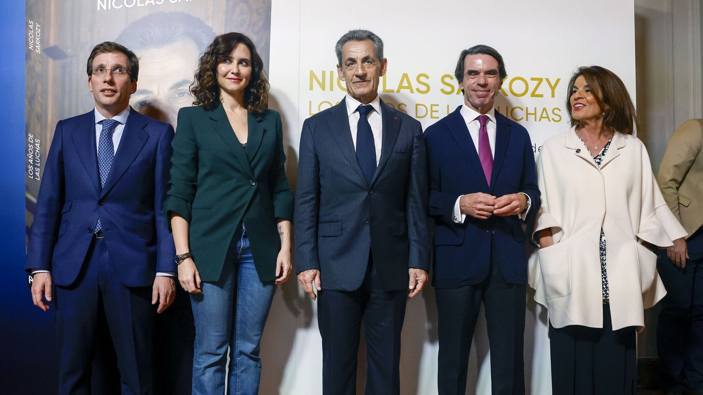 Rostros conocidos de la política española posando junto a Nicolas Sarkozy en la presentación de su libro. (EFE)
