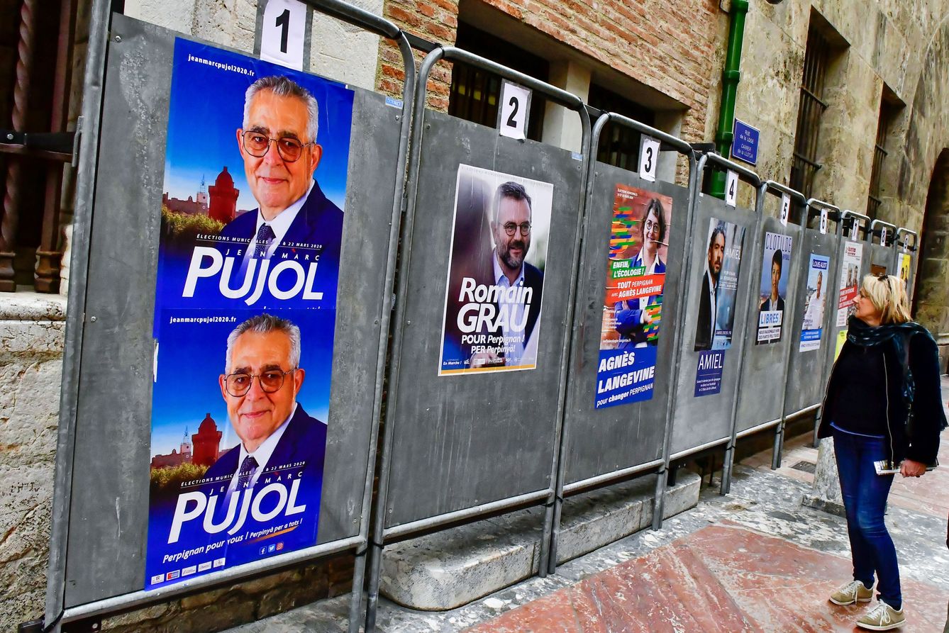 Pósters de campaña de la primera vuelta de las elecciones en Perpiñán. (EFE)