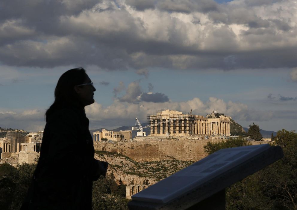 Foto: Una mujer visita la colina de Filopapos, a corta distancia de la Acrópolis, en Atenas, el 7 de febrero. (Reuters)