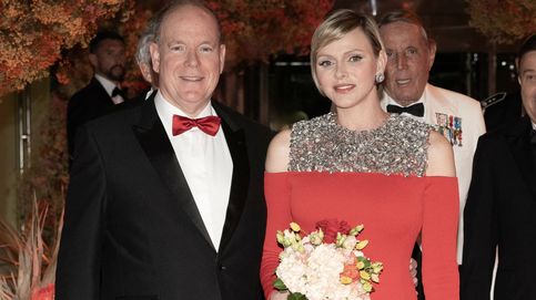 Charlène, musa de Louis Vuitton: brilla en Mónaco con un imponente vestido rojo y a juego con su marido