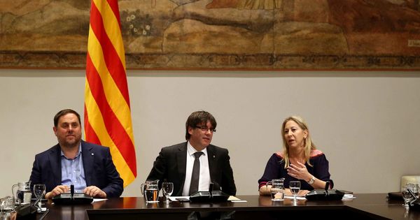 Foto: Carles Puigdemont, junto a Oriol Junqueras y Neus Munté. (EFE)