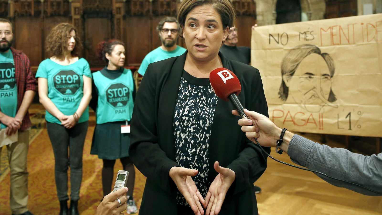 Foto: La alcaldesa de Barcelona, Ada Colau, atiende a los medios tras haber recibido a los representantes de la Plataforma de afectados por la Hipoteca. (Efe) 