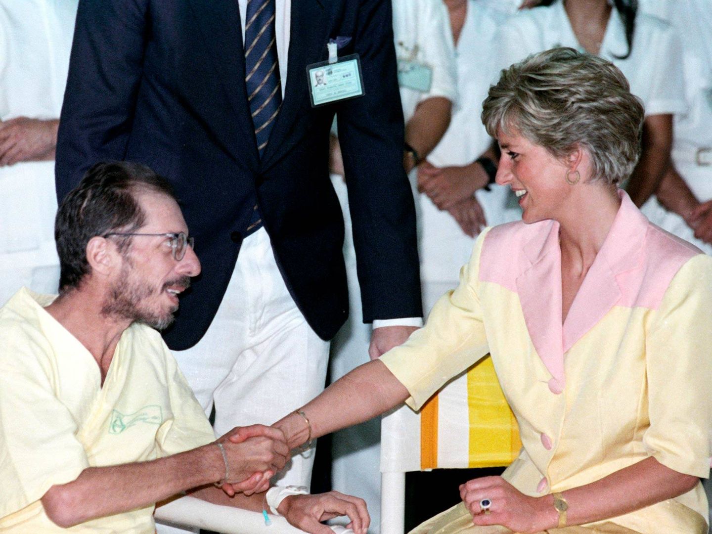 Diana de Gales, saludando a otro enfermo. (Reuters)