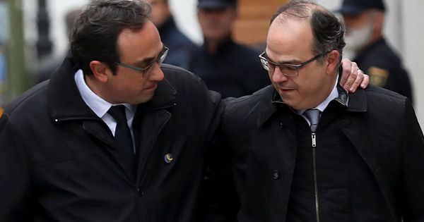 Foto: Josep Rull y Jordi Turull antes de entrar en la cárcel de Estremera. (Reuters)