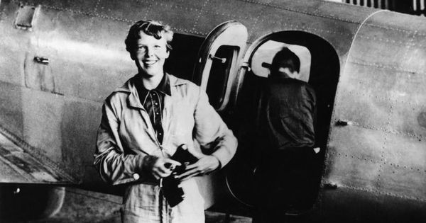 Foto: Amelia Earhart, fotografiada junto a su Lockheed Electra.