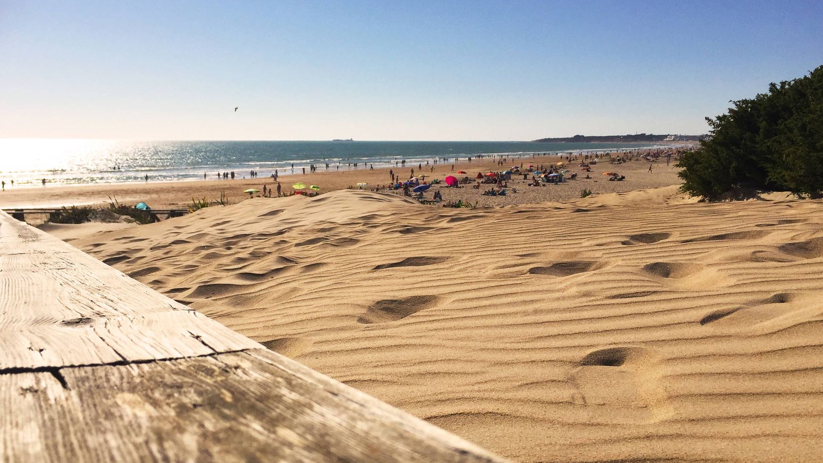 Foto: Así de tentadora es la kilométrica playa de la Barrosa. (Foto: Patronato Provincial de Turismo de Cádiz)
