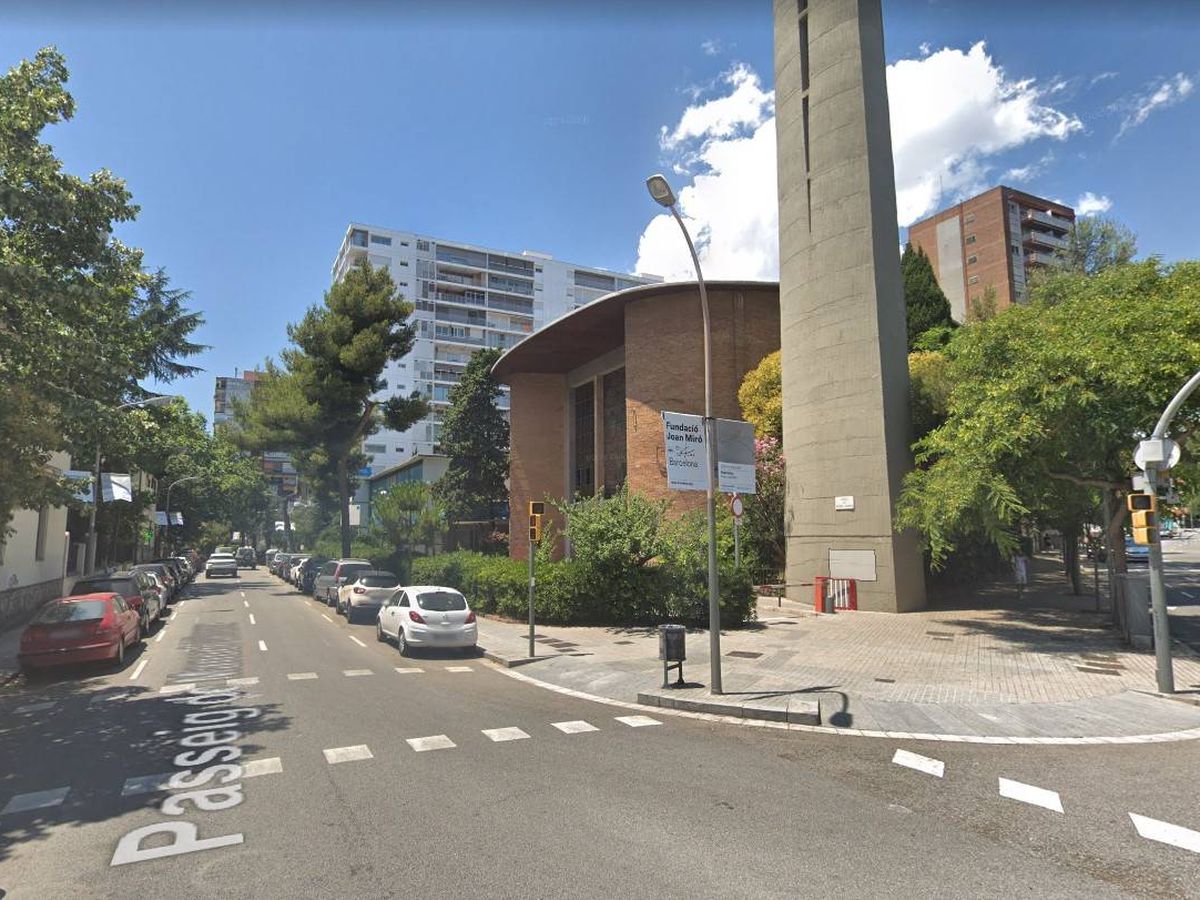 Foto: Fachada principal y torre de la parroquia de San Odón situada en Barcelona. 