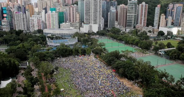 Foto: Decenas de miles de personas se manifiestan en Hong Kong. (Reuters)