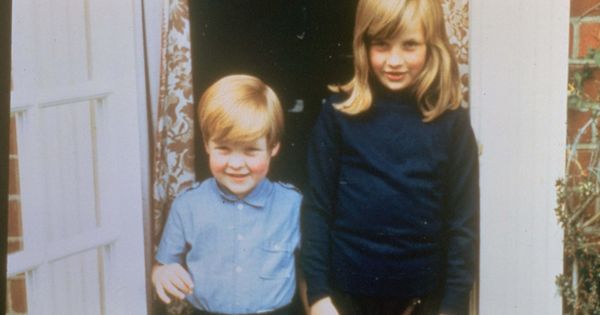 Foto: Charles y Diana Spencer de pequeños en la mansión familiar. (Cordon Press)