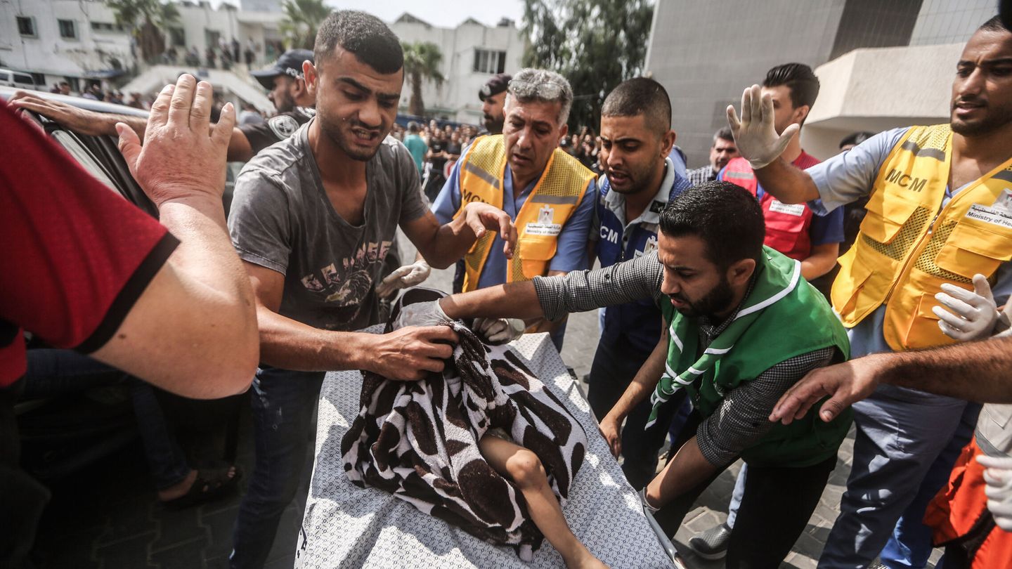 Palestinos y equipos médicos transportan a un niño herido al Hospital Al-Shifa. (Europa Press/DPA/M. Talatene)