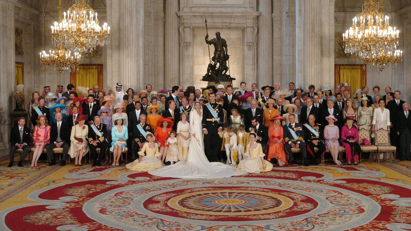 Foto de familia de la boda de Felipe y Letizia. (Getty)