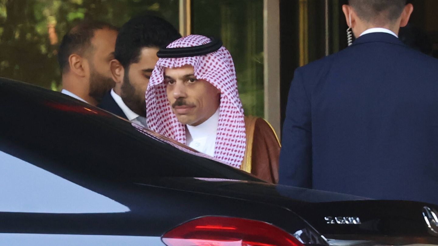  Faisal Bin Farhan Al Saud, ministro de Exteriores de Arabia Saudí, a la salida del Rosewood Villa Magna. (Gtres)