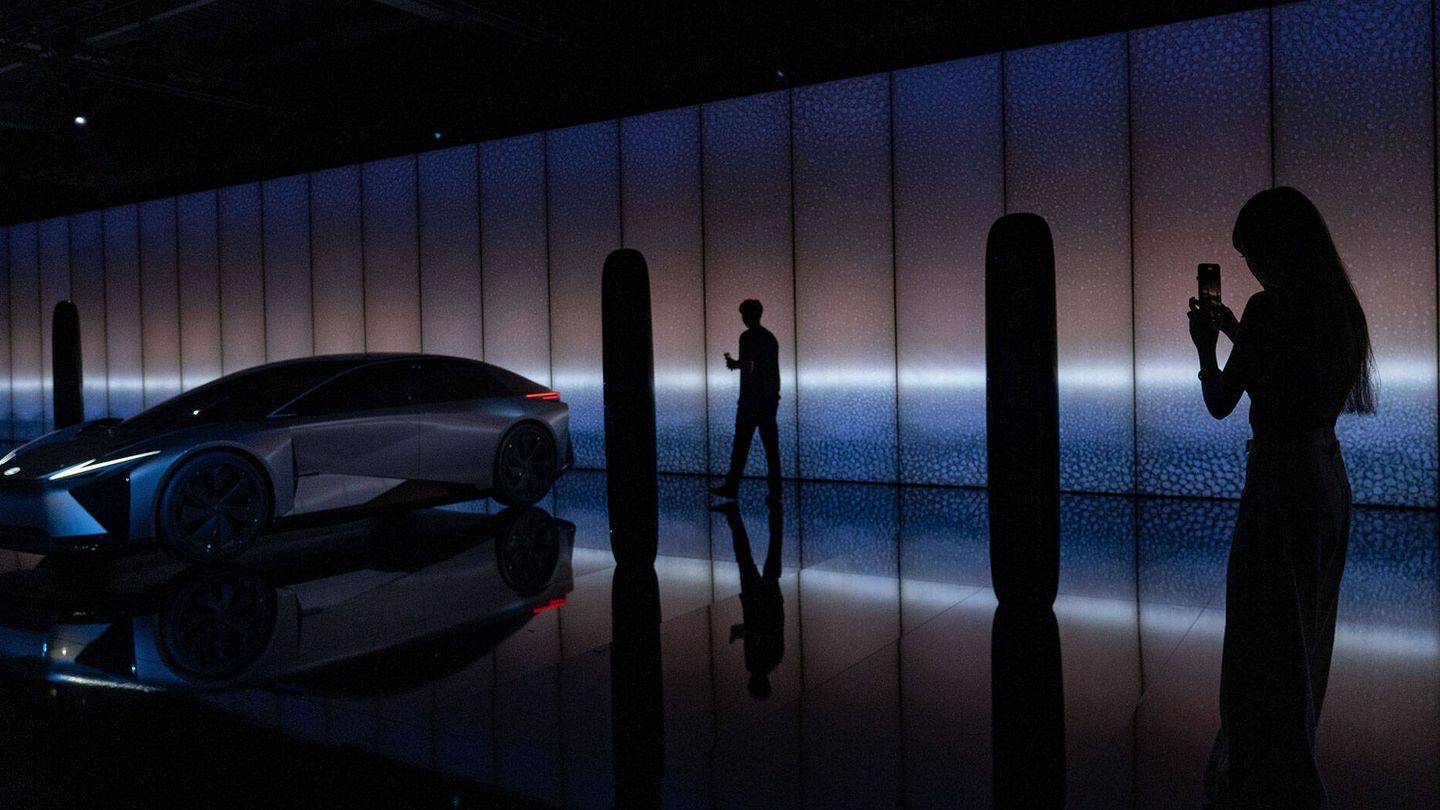 Exposición Beyond the Horizon: el coche con los tótems alrededor. (Lexus)