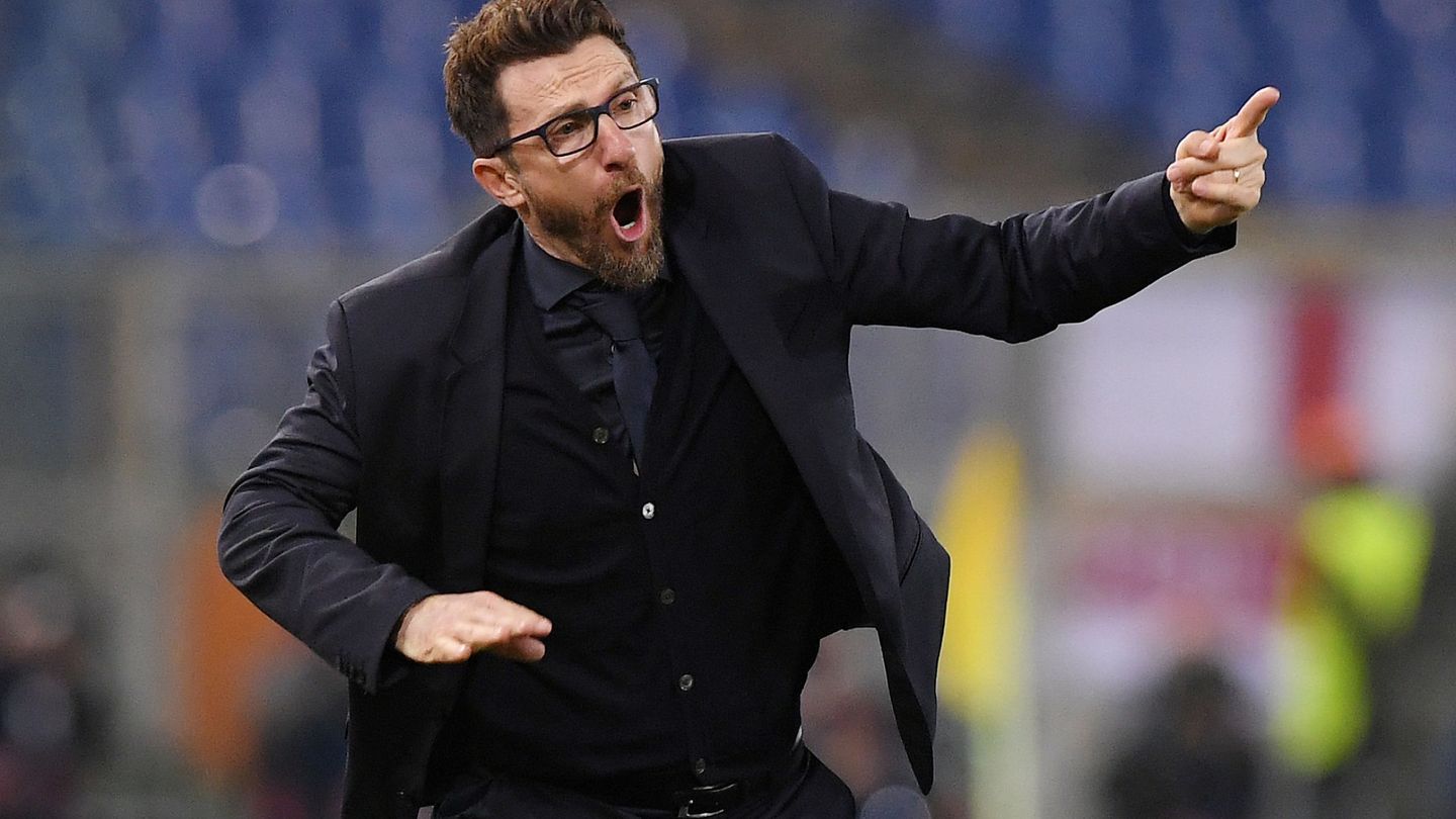 Eusebio di Francesco, técnico de la Roma, da indicaciones a sus jugadores. (Reuters)