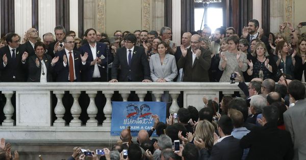 Foto: El presidente de la Generalitat, Carles Puigdemont (c), realiza una declaración en las escalinatas del Parlament tras aprobarse la declaración de independencia. (EFE)