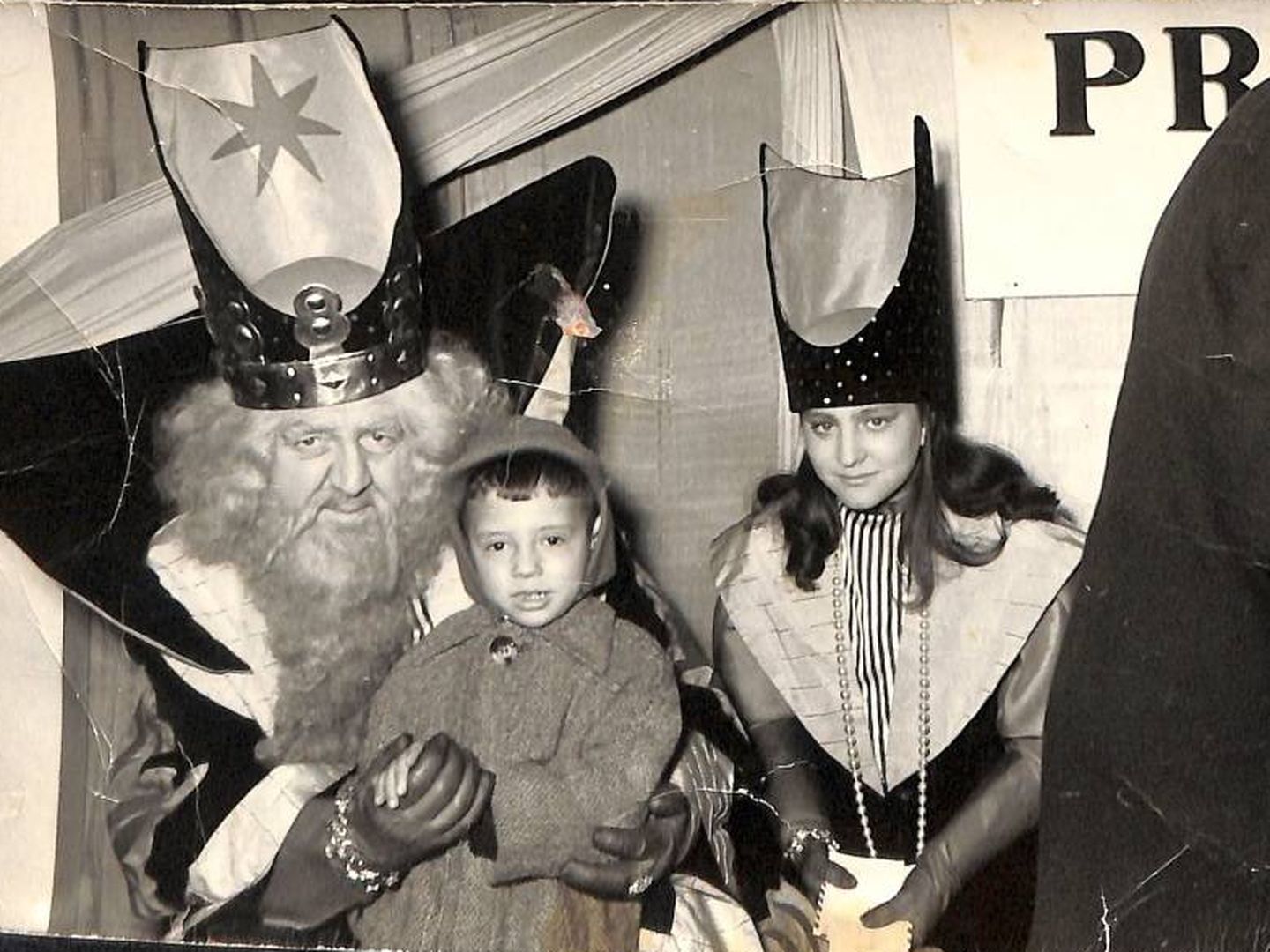 Niño entregando la carta a los Reyes Magos en Madrid (1958), fotografía cedida por Memoria de Madrid.
