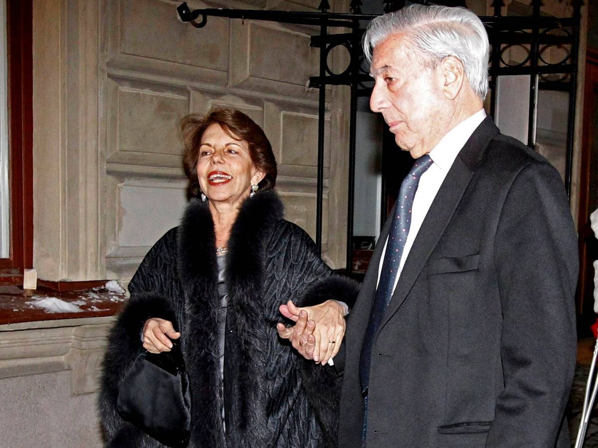 Foto: Mario Vargas Llosa y su segunda mujer, Patricia Llosa, en Estocolmo en 2010. (EFE)
