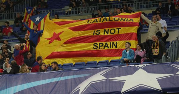 Foto: Una bandera-pancarta en la grada del Camp Nou. (Reuters) 