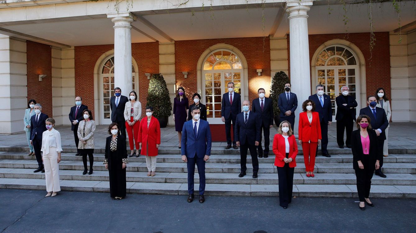 Foto: El presidente del Gobierno, Pedro Sánchez (c), posa con sus ministros para una foto de familia en la Moncloa. (EFE)