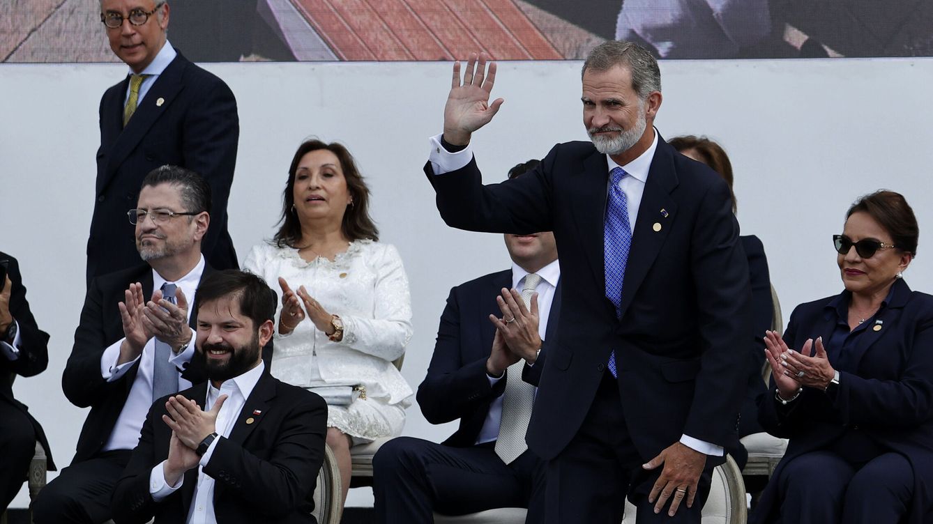 Foto: Felipe VI saluda a su llegada a la ceremonia de investidura del presidente de Colombia, Gustavo Petro. (EFE/Mauricio Dueñas Castañeda)