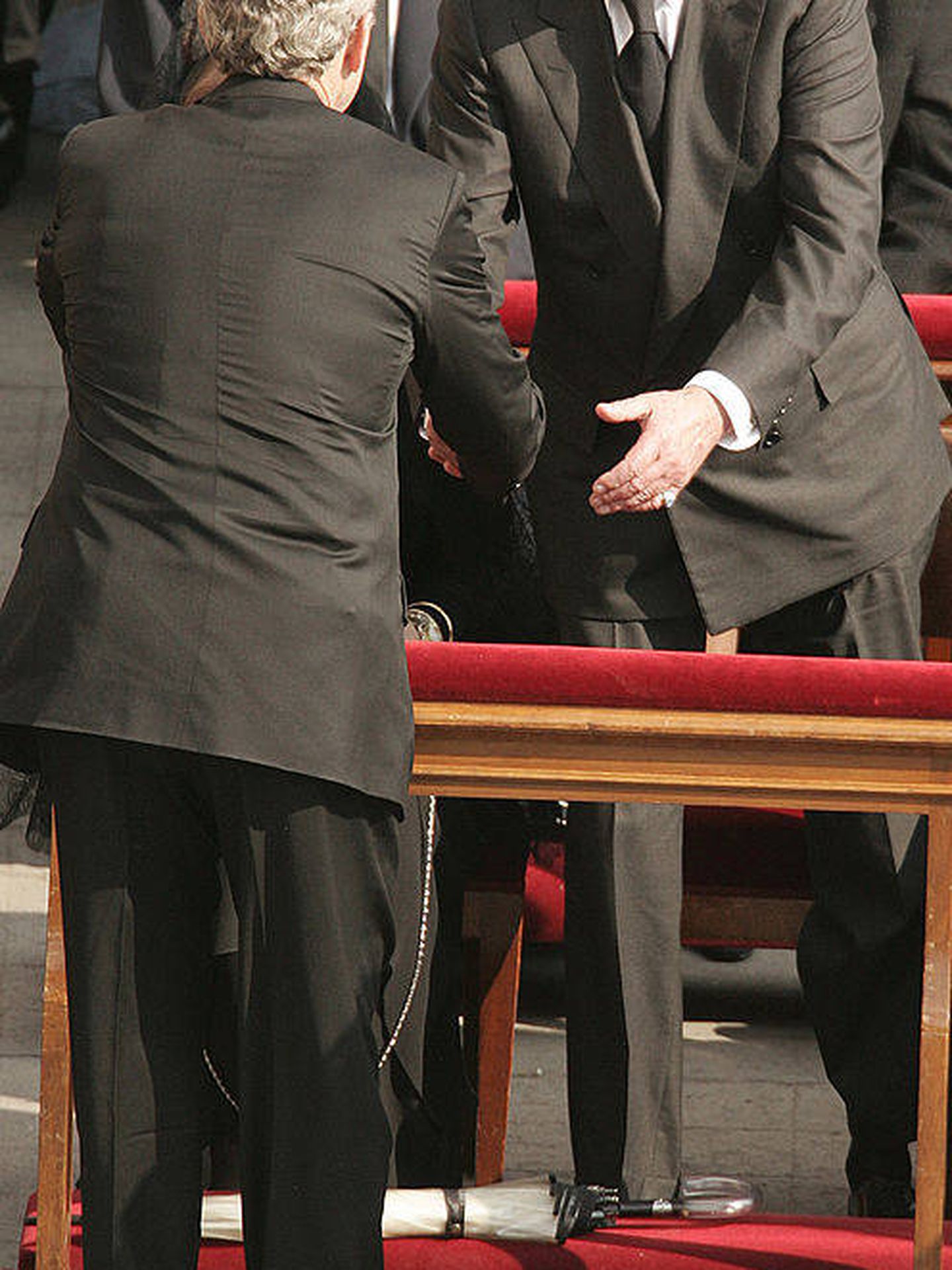George Bush saluda al rey Juan Carlos. (Getty)