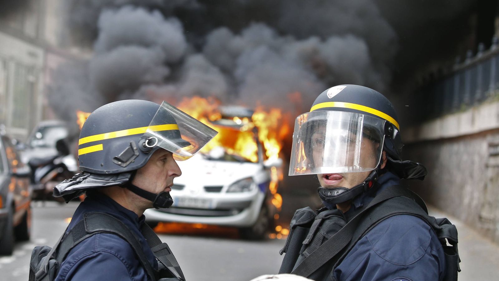 Foto: Un vehículo de la policía arde en París durante una protesta contra la violencia policial, en mayo de 2016 (Reuters).
