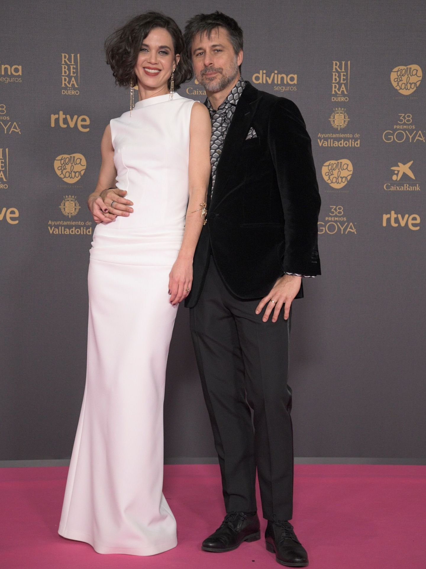 Los actores Marta Guerra y Hugo Silva posan en la alfombra rosa de los Premios Goya 2024. (Europa Press)