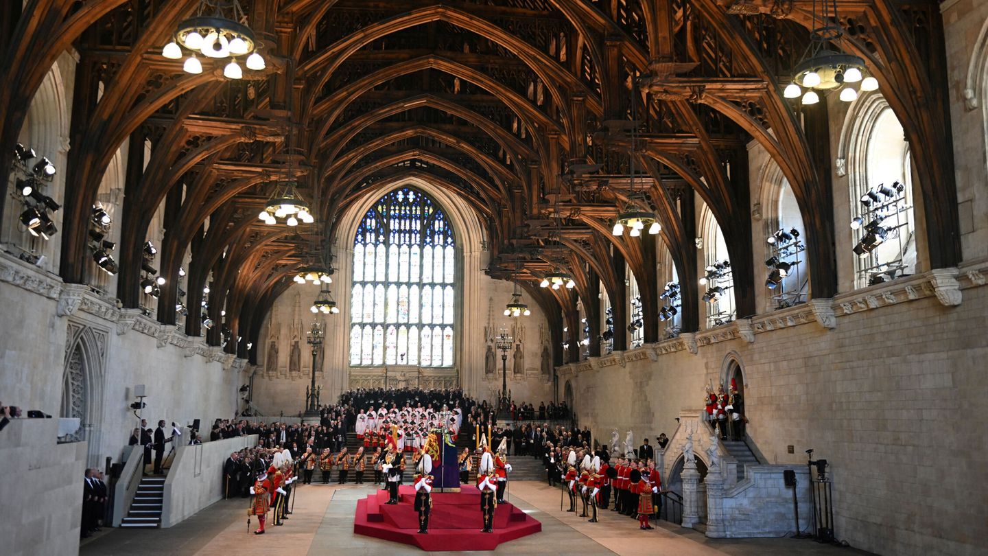 El ataúd de la reina Isabell II, en Westminster Hall. (Reuters/Oli Scarf) 