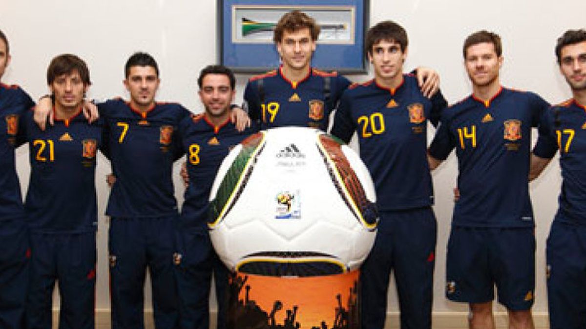 Hinchas españoles compran un balón de la final del Mundial por 57.000 euros