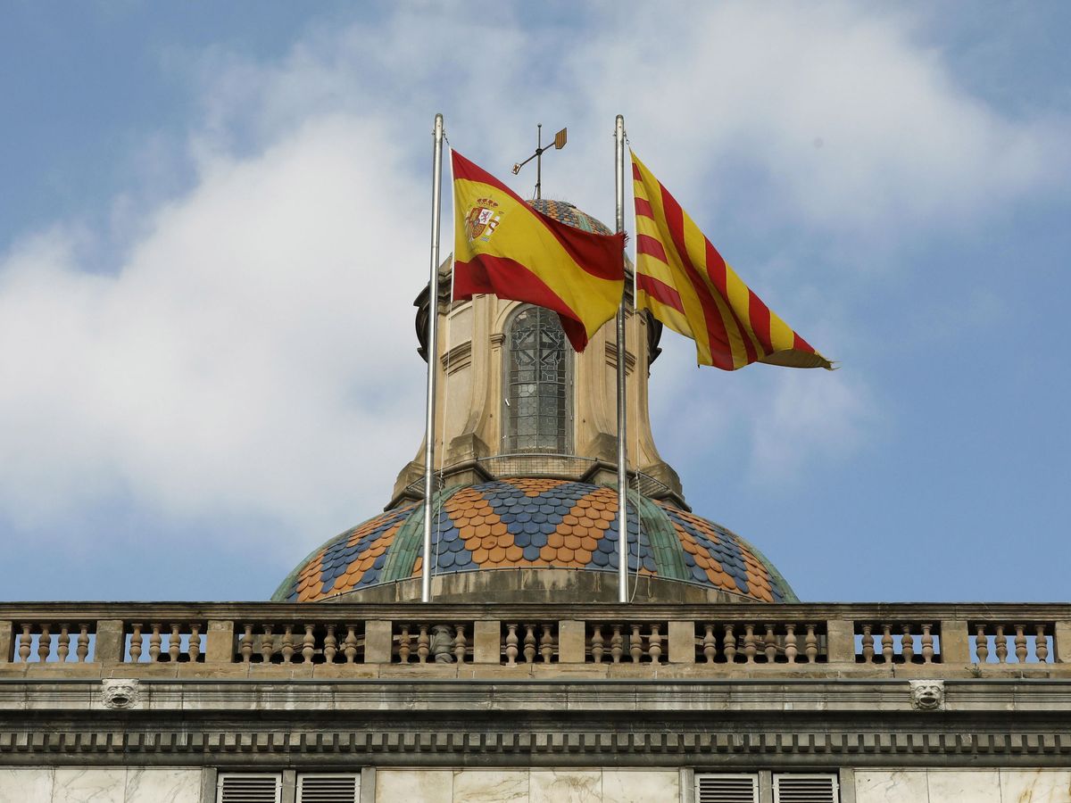 Foto: Bandera española y catalana en sede Generalitat