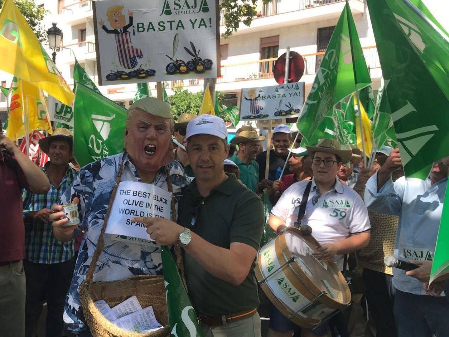 Agricultores se manifiestan contra Trump. (Foto: Asaja Sevilla)
