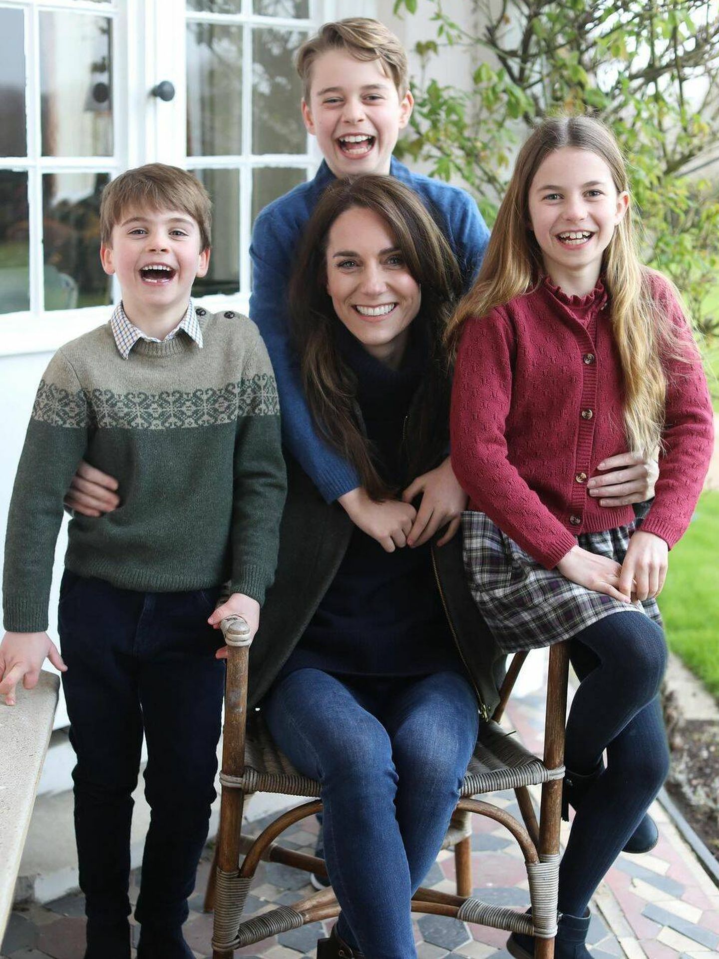 La imagen de Kate Middleton junto a sus tres hijos que ha levantado la polémica. (Instagram/@princeandprincessofwales)