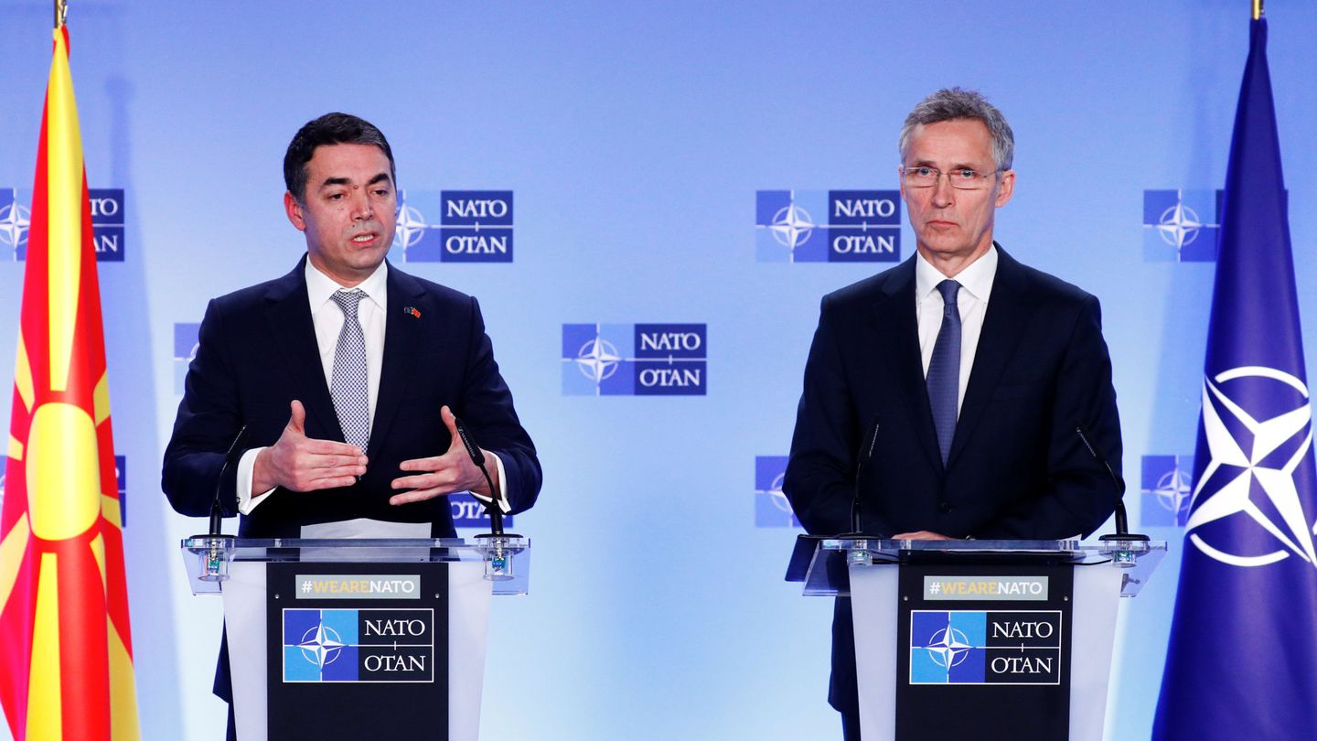 El ministro de Exteriores macedonia Nikola Dimitrov y el Secretario General de la OTAN dan una rueda de prensa conjunta tras la firma del acuerdo formal de adhesión al organismo, en Bruselas, el 6 de febrero de 2019. (Reuters)