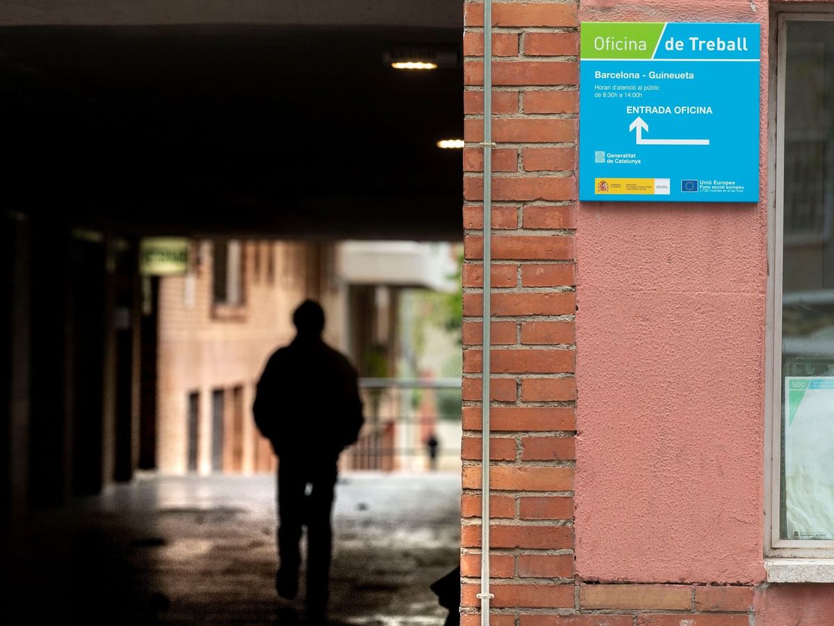 Foto: Un hombre camina junto a una oficina de empleo en Barcelona. (Efe) 