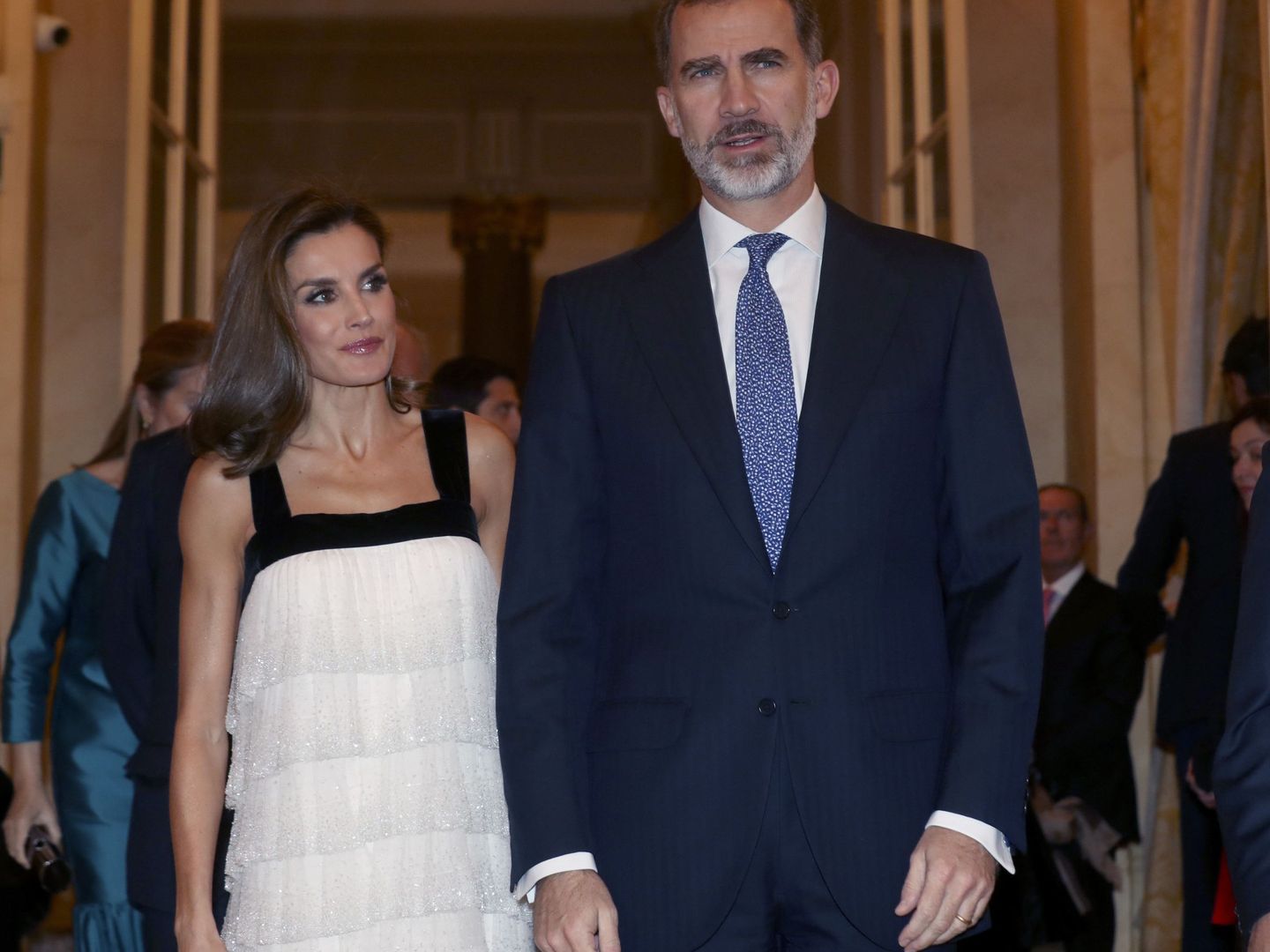 El rey Felipe y la reina Letizia a su llegada a la gala de entrega del XXXIV Premio de Periodismo 'Francisco Cerecedo'. (EFE)